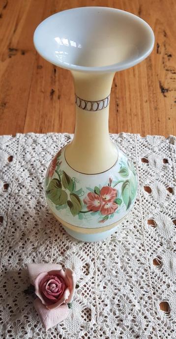 Oud handgeschilderd opaline vaasje met bloemen beschikbaar voor biedingen