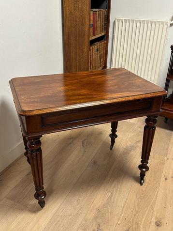 Kleine antieke schrijftafel / wandtafel beschikbaar voor biedingen