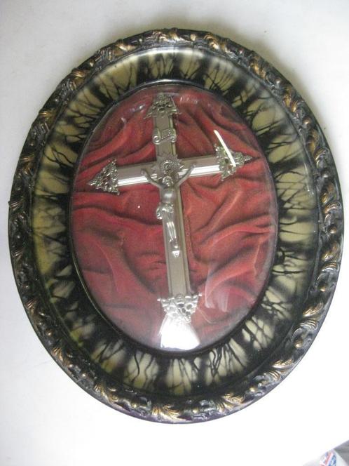 Crucifix i/e cadre ovale avec belles moulures VINTAGE, Antiquités & Art, Antiquités | Objets religieux, Enlèvement ou Envoi