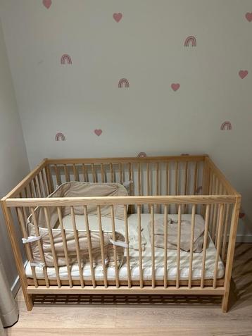 Ledikant + matras + omrander en hoeslakens beschikbaar voor biedingen