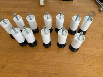 instelbare pootjes, meubels, kasten ... beschikbaar voor biedingen