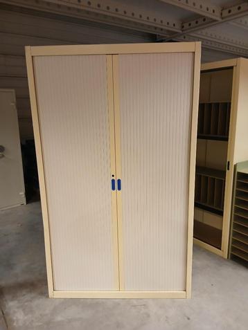 bureau en kledingkast beschikbaar voor biedingen