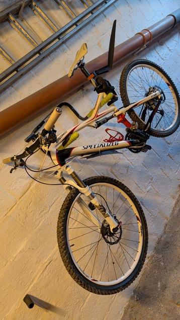 De SPECIALIZED fiets in rood/wit en zwart.Maat: M beschikbaar voor biedingen