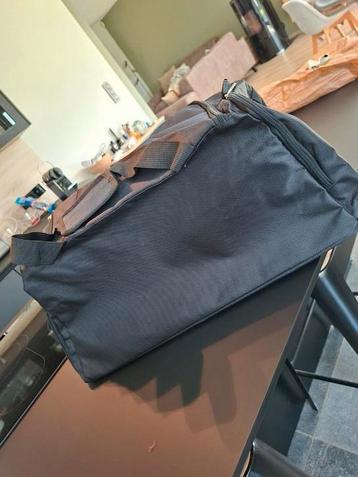 Zwarte sporttas. NEGEN. ONBERISPELIJK  beschikbaar voor biedingen