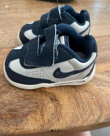 Nike baby sneakers beschikbaar voor biedingen