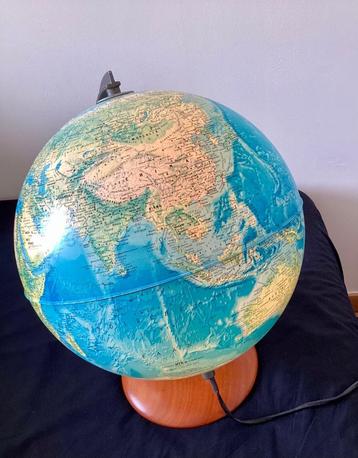 A vendre un globe italien avec une lampe