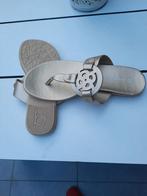 Nieuwe goudkleurige teenslippers maat 39, Ophalen of Verzenden, Nieuw
