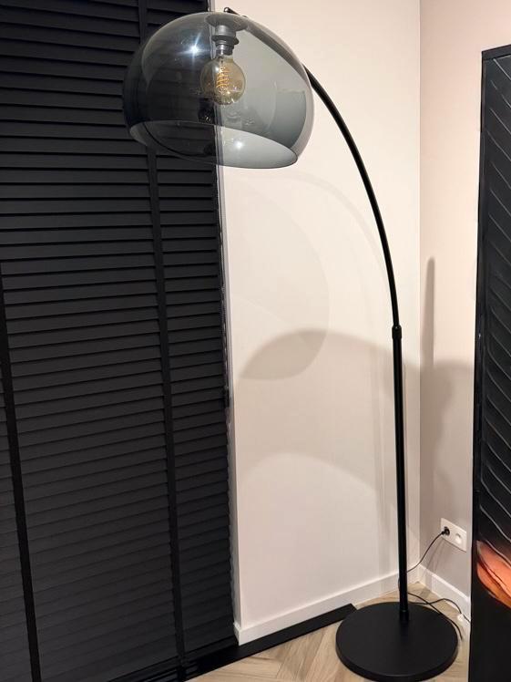 vloerlamp met rookglas kap – zwart, Huis en Inrichting, Lampen | Vloerlampen, Zo goed als nieuw, 150 tot 200 cm, Kunststof, Ophalen of Verzenden