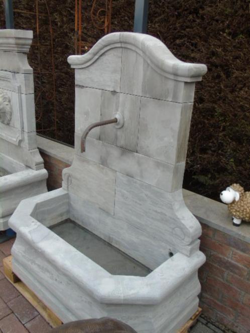 fronton van een blauwe stenen fontein met een koperen waters, Tuin en Terras, Waterpartijen en Fonteinen, Nieuw, Fontein, Hardsteen