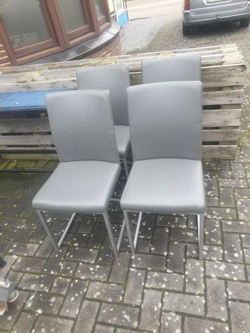 A vendre 4 chaises de cuisine en simili cuir gris en bon éta