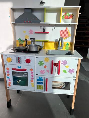 Kinder keuken met potten