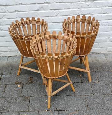 Vintage bamboe bloempot op pootjes. 1x = €40  /  3x = €120. beschikbaar voor biedingen