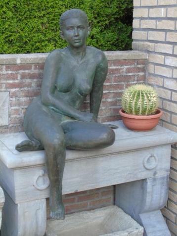 Standbeeld van een naakte vrouw zittend in brons met groene, Tuin en Terras, Ophalen, Nieuw, Overige materialen, Mensenbeeld