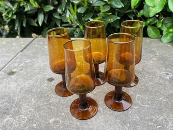 5 VERRES À SHERRY VINTAGE. disponible aux enchères