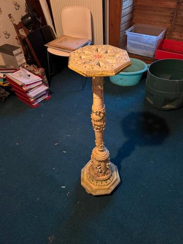 Decoratieve zuil / plantentafel met barok ontwerp beschikbaar voor biedingen