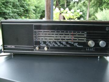 Vintage radio beschikbaar voor biedingen