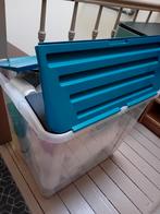 Bak met veel materiaal om mee te knutselen, komt nog bij, Enlèvement, Matériel