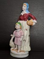 Porselijnen beeldje,vrouw met kind en gans, Antiquités & Art, Antiquités | Porcelaine, Enlèvement