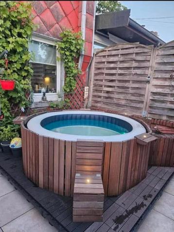 INTEX jacuzzi + dressing voor 6 personen, Tuin en Terras, Ophalen, Gebruikt, Trap