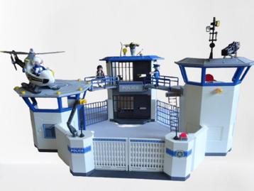 Playmobil politiebureau met helikopter, 4 poppetjes, enz. beschikbaar voor biedingen