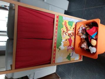 Poppenkast met 12 poppen beschikbaar voor biedingen
