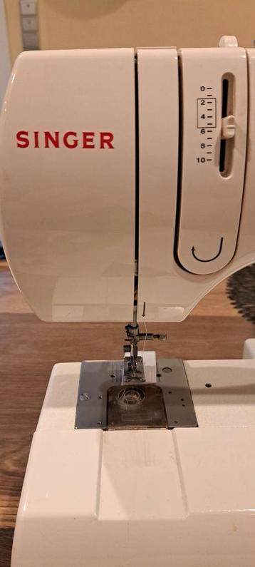 Naaimaschien merk singer + toebehoren + opbergkoffer !, Hobby en Vrije tijd, Naaimachines en Toebehoren, Ophalen of Verzenden