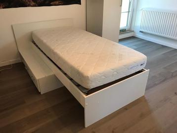 Eenpersoonsbed (frame + lattenbodem + matras + nachtkastje) 