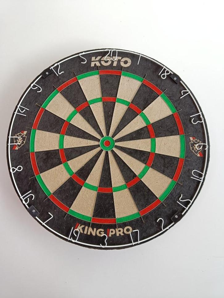 Koto darts volledige set en toebehoren, Sport en Fitness, Darts, Zo goed als nieuw, Dartbord met pijlen, Ophalen