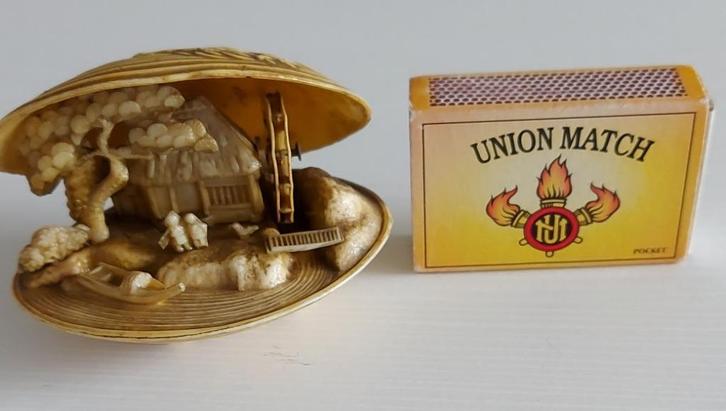Japans miniatuur tafereel in schelp, Antiek en Kunst, Kunst | Niet-Westerse kunst, Ophalen of Verzenden