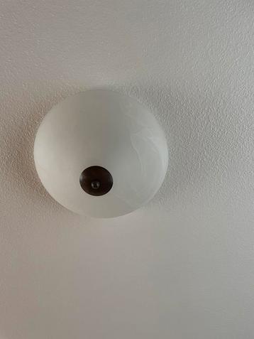 Ronde steenachtige plafondlamp beschikbaar voor biedingen