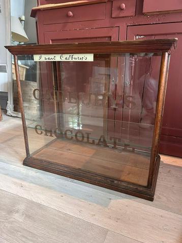 Vintage chocolade vitrine – uniek stuk voor verzamelaars beschikbaar voor biedingen