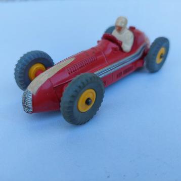 DINKY TOYS 231 MASERATI RACEWAGEN PLASTIC VELGEN ENGELAND beschikbaar voor biedingen