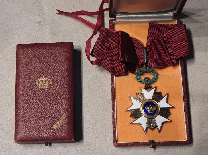 Lot Commandeur Ordre Couronne avec étui + étui avec paume, Collections, Objets militaires | Général, Armée de terre, Enlèvement ou Envoi