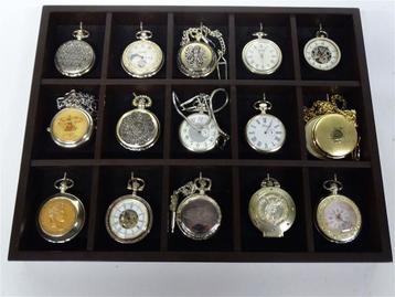A6077. Unieke collectie van 16 zakhorloges inclusief opbergb beschikbaar voor biedingen
