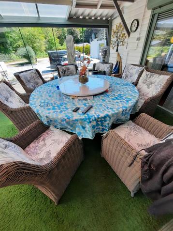 Grote ronde tafel, met draaiplateau, zonder de stoelen. beschikbaar voor biedingen