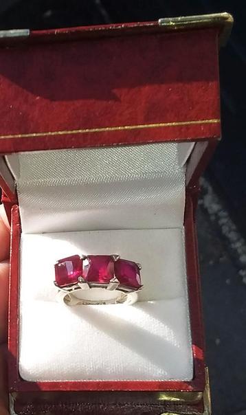 Geërfd.Chique silveren Robijn ring. beschikbaar voor biedingen