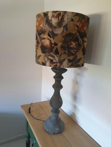 lamp met stenen voet en kap beschikbaar voor biedingen