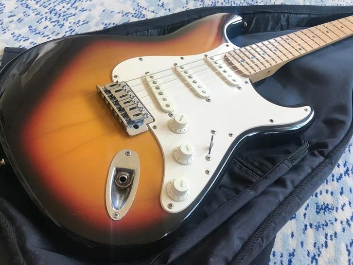 Legend stratocaster, Muziek en Instrumenten, Snaarinstrumenten | Gitaren | Elektrisch, Zo goed als nieuw, Ophalen