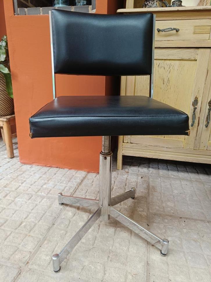 Vintage bureaustoel met zwarte lederlook, Huis en Inrichting, Bureaustoelen, Bureaustoel, Ophalen