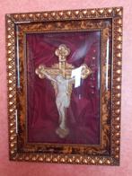 Oud kruisbeeld, spinnewiel en boomzaag., Ophalen