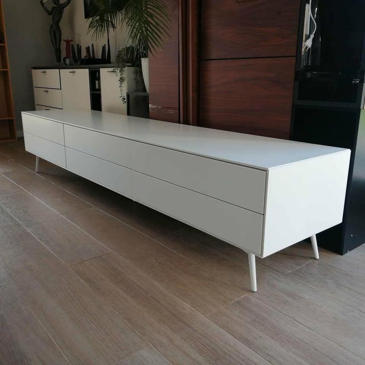 Meuble TV bois blanc laqué mat L227 x P48 x H46 cm, Maison & Meubles, Armoires | Mobilier de télévision, Comme neuf, Moins de 100 cm