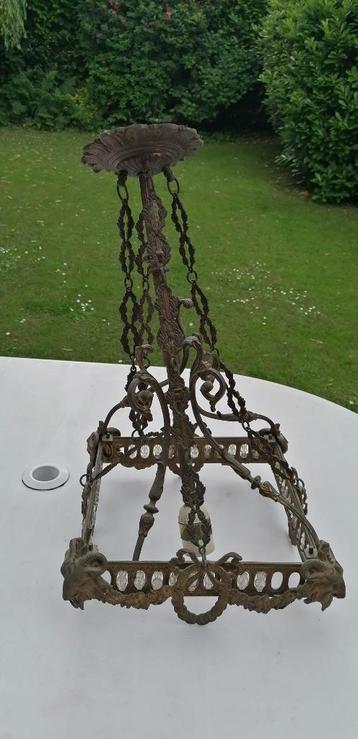 Oude metalen kroonluchter beschikbaar voor biedingen