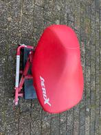 Yamaha Aerox zadel – rood met Aerox logo – unieke look, Fietsen en Brommers, Scooters | Yamaha, Ophalen, Zo goed als nieuw, Aerox