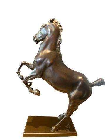 Duits model in gepatineerd brons van een steigerend paard. beschikbaar voor biedingen