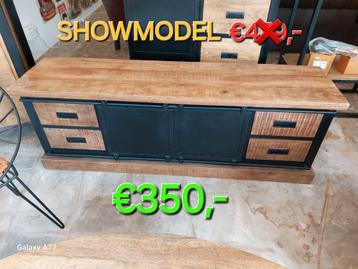 SHOWMODEL TV-MEUBEL MANGOHOUT INDUSTRIEEL beschikbaar voor biedingen