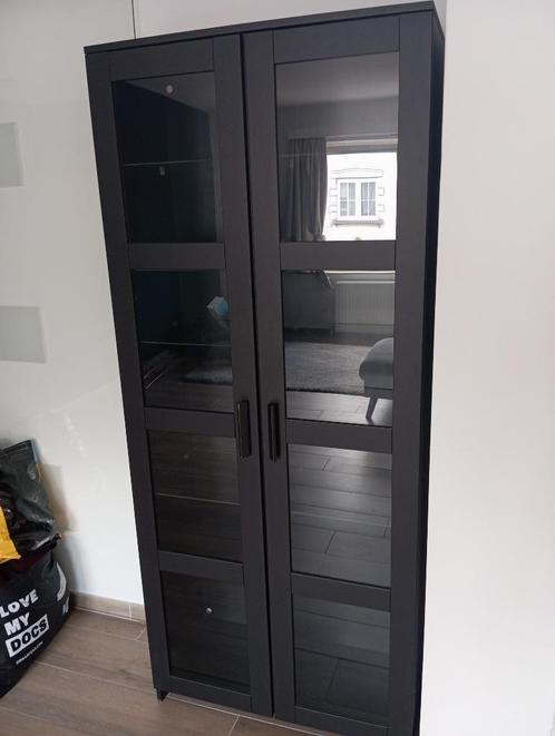 Vitrine noire avec portes vitrées BRIMNES, Huis en Inrichting, Kasten | Vitrinekasten, Gebruikt, Met deur(en), Glas, Ophalen