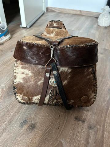 Vintage zadeltas met koeienhuid beschikbaar voor biedingen