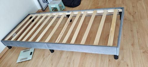 Free single bed with mattress and table, Huis en Inrichting, Slaapkamer | Bedden, Gebruikt, Eenpersoons, 80 cm, 200 cm, Hout, Ophalen