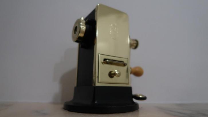El Casco Puntenslijper Goud & Zwart M-430 LN, Antiek en Kunst, Antiek | Schoolplaten, Ophalen
