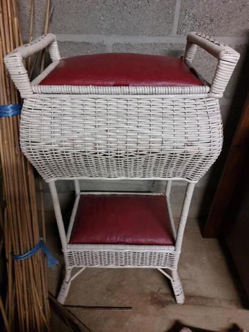 Grote Vintage naaimand met 2 etages beschikbaar voor biedingen
